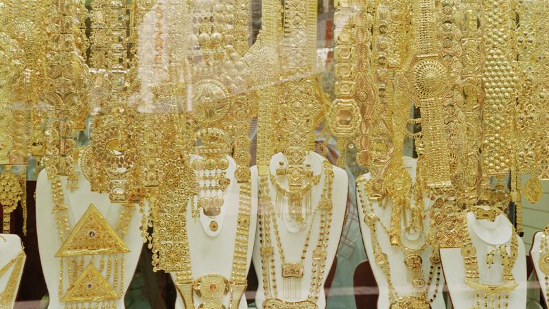 Zərgərin yanına gedib qızıl boyunbağını uddu