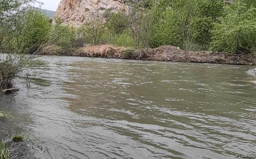 Bərdədə müəllim qızını xilas edərkən kanalda boğulub öldü