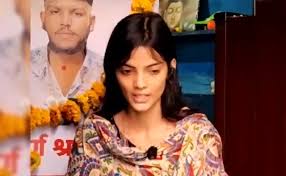 Hindistanda qız döyülərək öldürülən sevgilisinə 