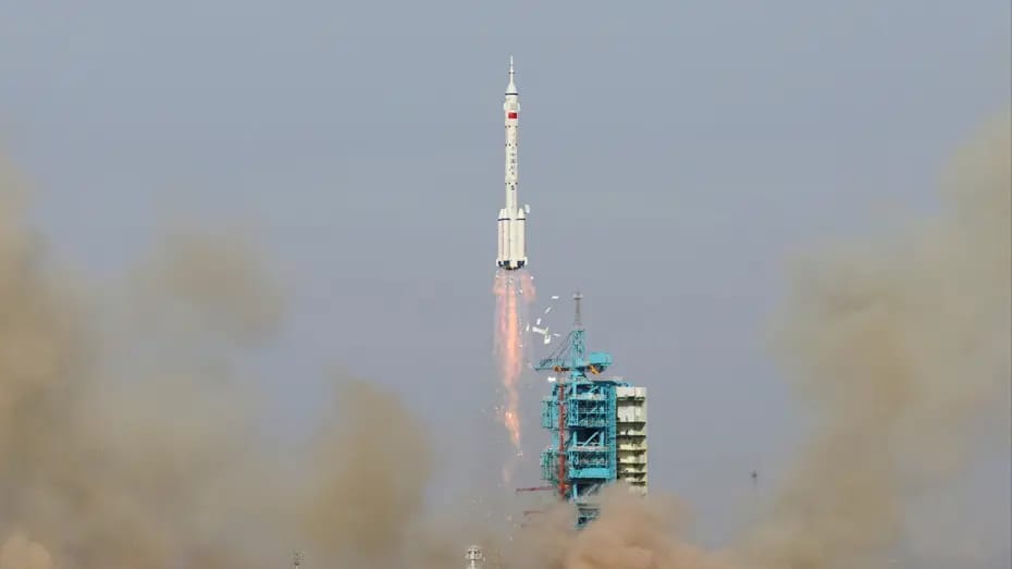 Çinin təkrar istifadə edilə bilən raketi kosmosda alovlanıb