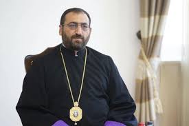 Arxiyepiskop Xaçatryan həbs olundu: etirazçının çantasına narkotik atmaqda təqsirləndirilir