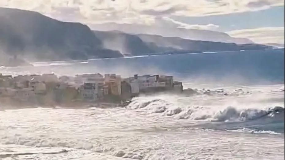 Kanar adalarında nəhəng dalğalar üç nəfərin ölümünə səbəb olub