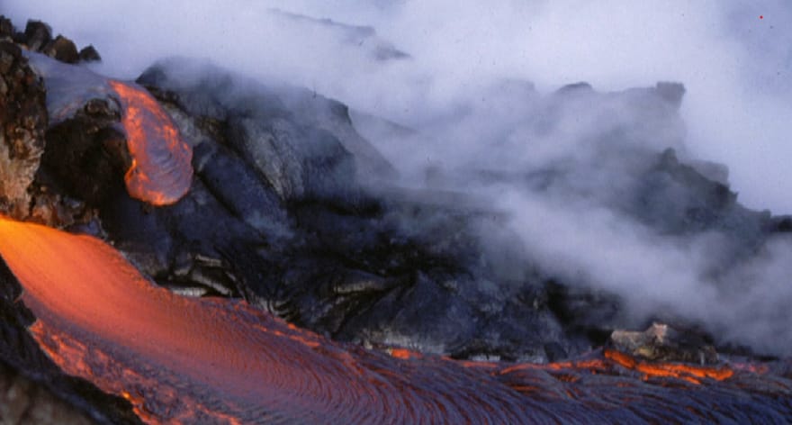 Kilaueadan fışqıran lava kameranı uddu