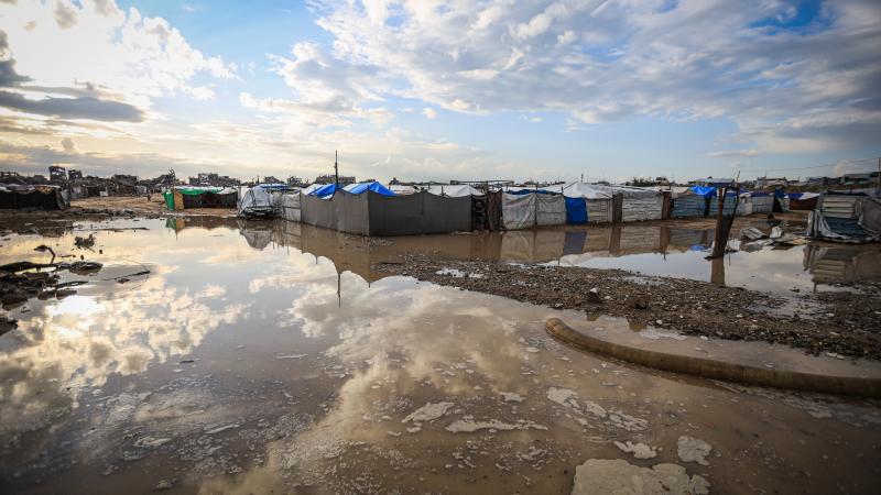 Şiddətli yağışlar nəticəsində Qəzzada yüzlərlə çadır su altında qalıb