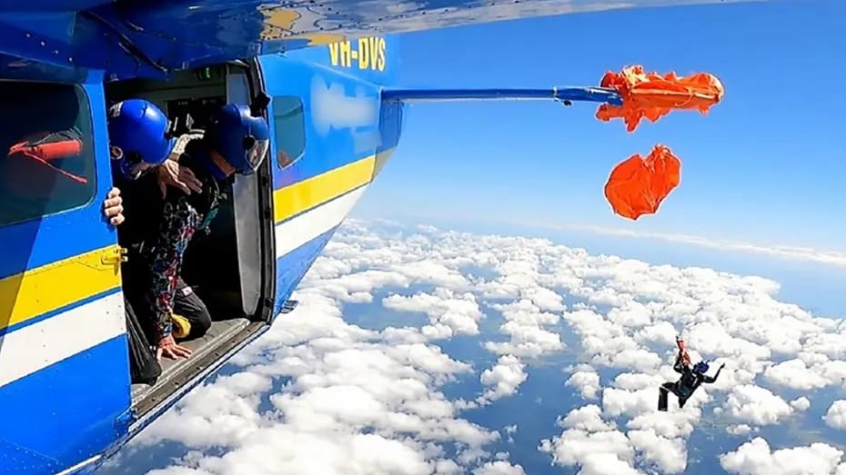 Paraşüt təyyarənin quyruğuna ilişdi və 4000 metr yüksəklikdə asılı vəziyyətdə qaldı