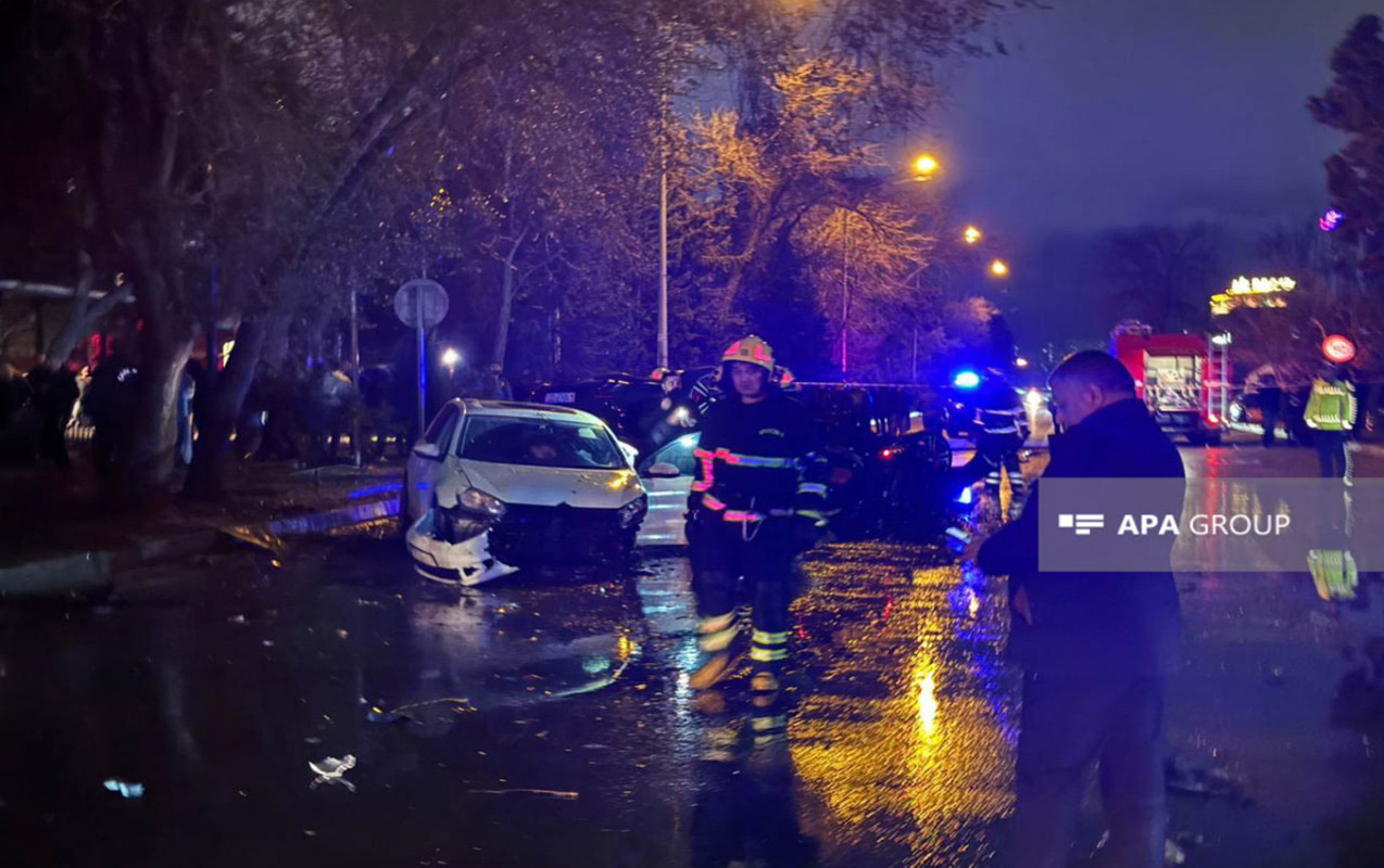 Bakıda qəzaya uğrayan avtomobil qaz borusuna çırpılıb