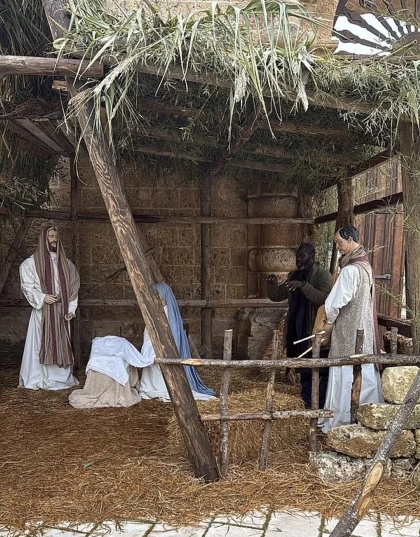 Özünü heykəl kimi aparıb polisdən qaçmağa çalışdı