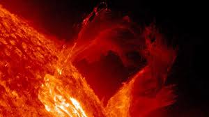 Alimlər Günəşdən böyük protuberansın ayrılması prosesini çəkiblər