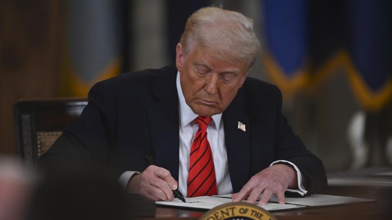 Trampın sərəncamları onun ilk dövründə imzalanan ümumi sərəncam sayından çox olub