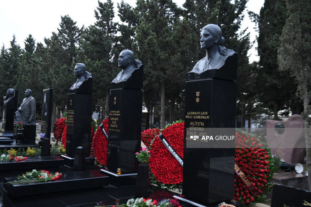 AZAL təyyarəsinin qəzaya uğramasının ildönümündə İkinci Fəxri xiyabanda məzarları ziyarət edilib - FOTO