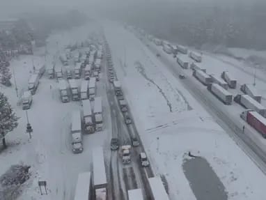 ABŞ-da qar yolları bağlayıb