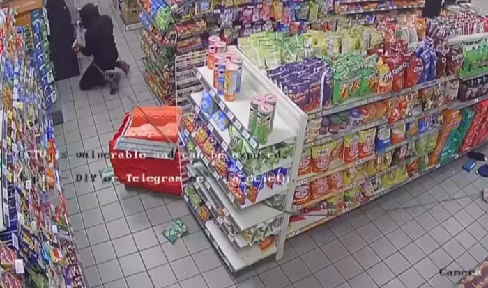 ABŞ-da ərzaq mağazasından bankomatı maşına bağlayıb qaçırdılar