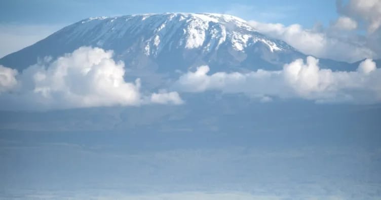 Tanzaniyada vertolyot dağa çırpılıb: 5 nəfər ölüb