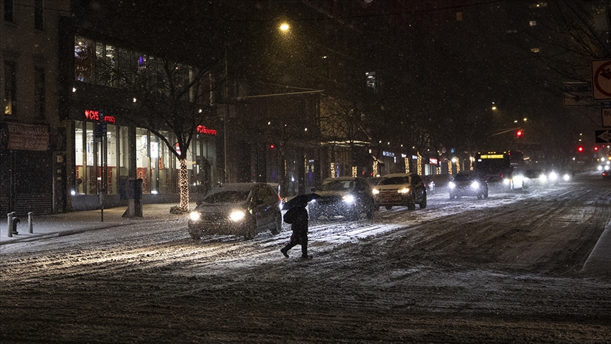 ABŞ-da yağan güclü qar nəqliyyatı dayandırıb və dağıntılara səbəb olub