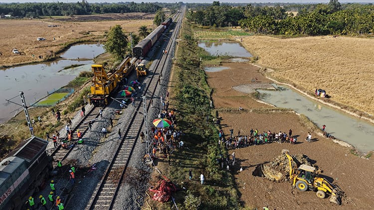 Hindistanda sərnişin qatarı alovlanıb: 1 nəfər ölüb