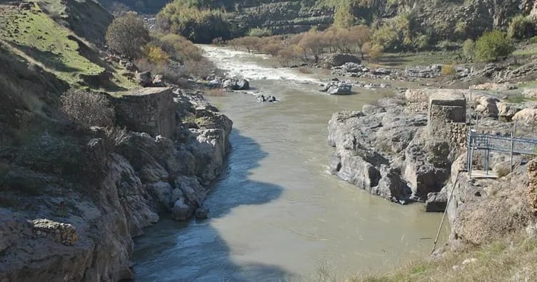 İranda çay daşdı, insanlar boğuldu