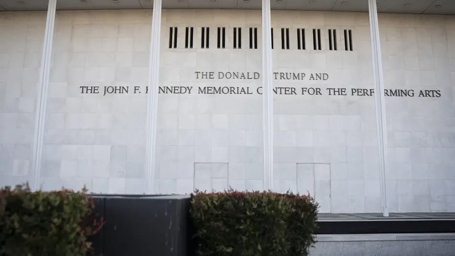 Tramp adı Vaşinqtondakı Kennedi Mərkəzinə əlavə edilib