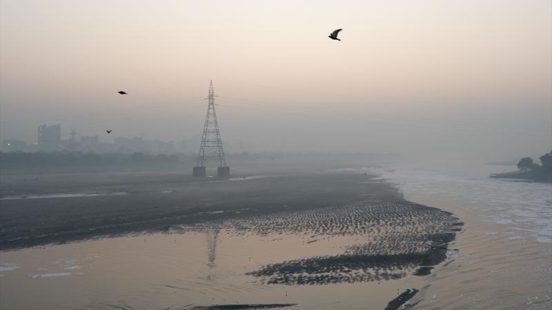 Hindistanın İndira Qandi Beynəlxalq Hava Limanında uçuşların təxirə salınması davam edir