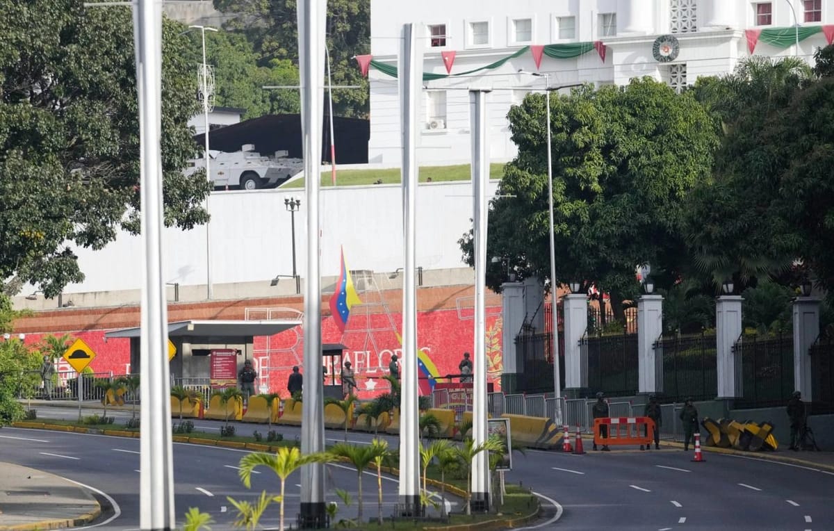 Venesuelada prezident iqamətgahının yaxınlığında silah səsləri eşidilib