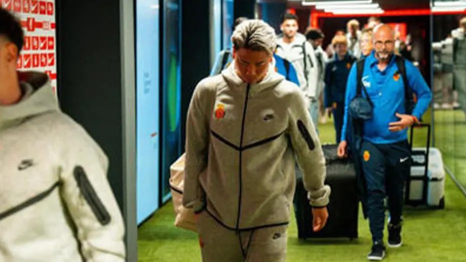 Futbolçular Maduronun idman paltarını geyinərək stadiona gəliblər