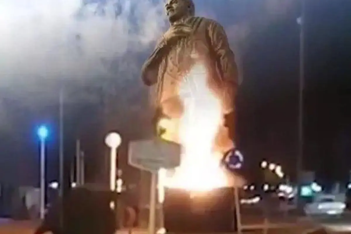 İranda Qasım Süleymaninin abidəsi yandırıldı - VİDEO