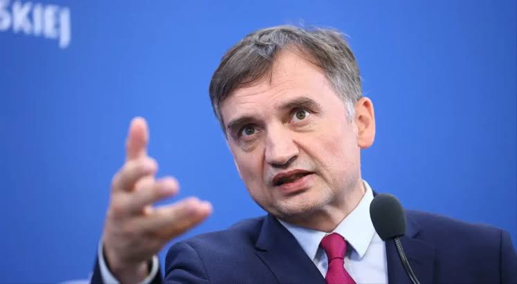 Macarıstan polşalı nazirə siyasi sığınacaq verib