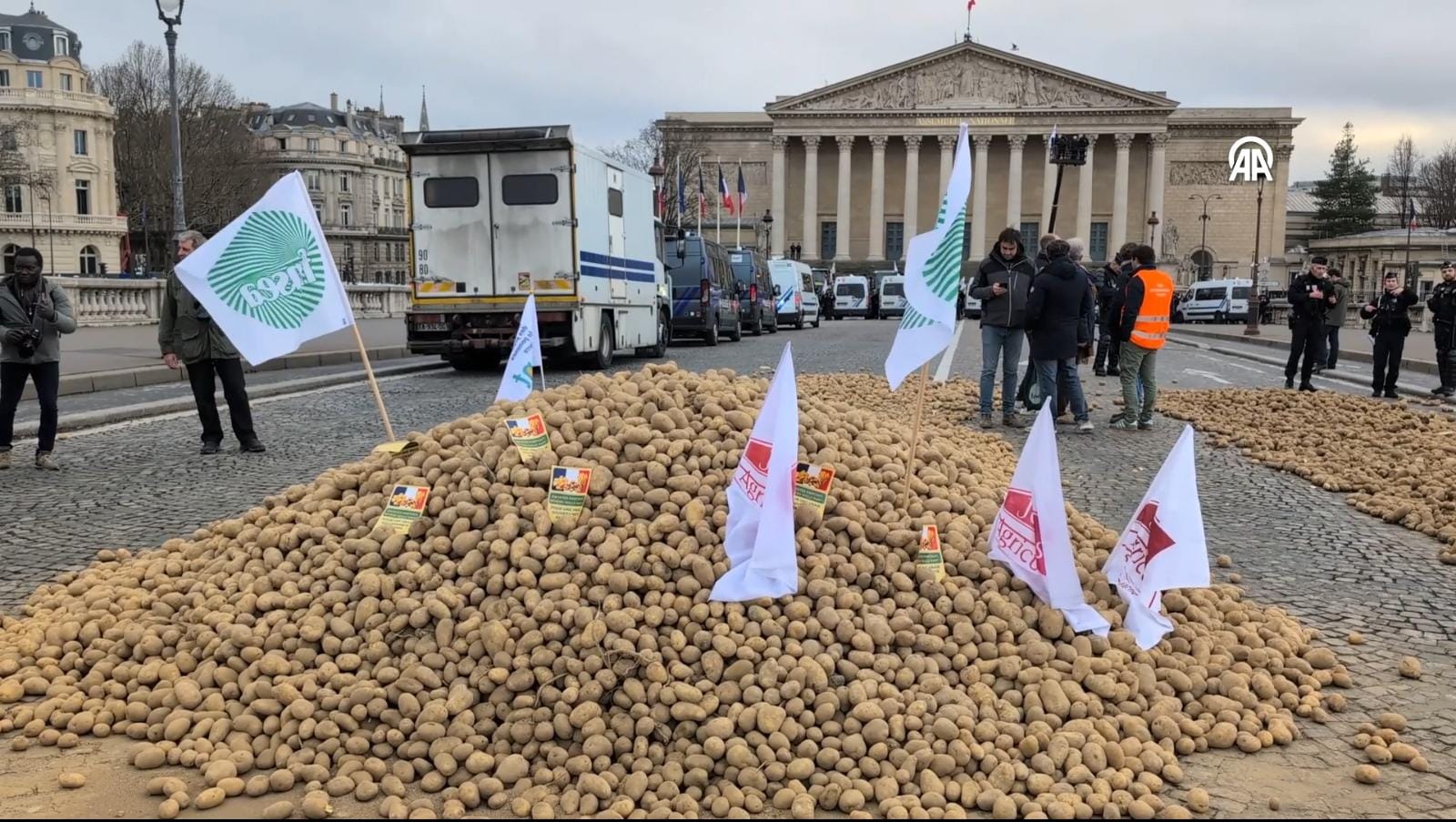Fransız fermerlər Milli Assambleyanın qarşısına 30 ton kartof atıblar