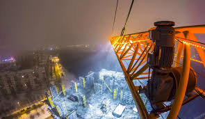 Rusiyada inanılmaz hadisə: Tikinti kranından yıxılan qadın sağ qaldı
