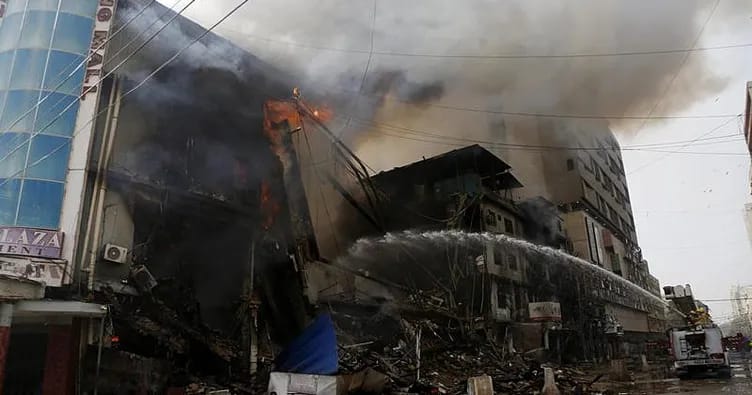 Pakistanda ticarət mərkəzində yanğın: 6 nəfər ölüb