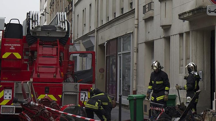 Fransada binanın döşəməsi uçub: 20-dən çox yaralı var