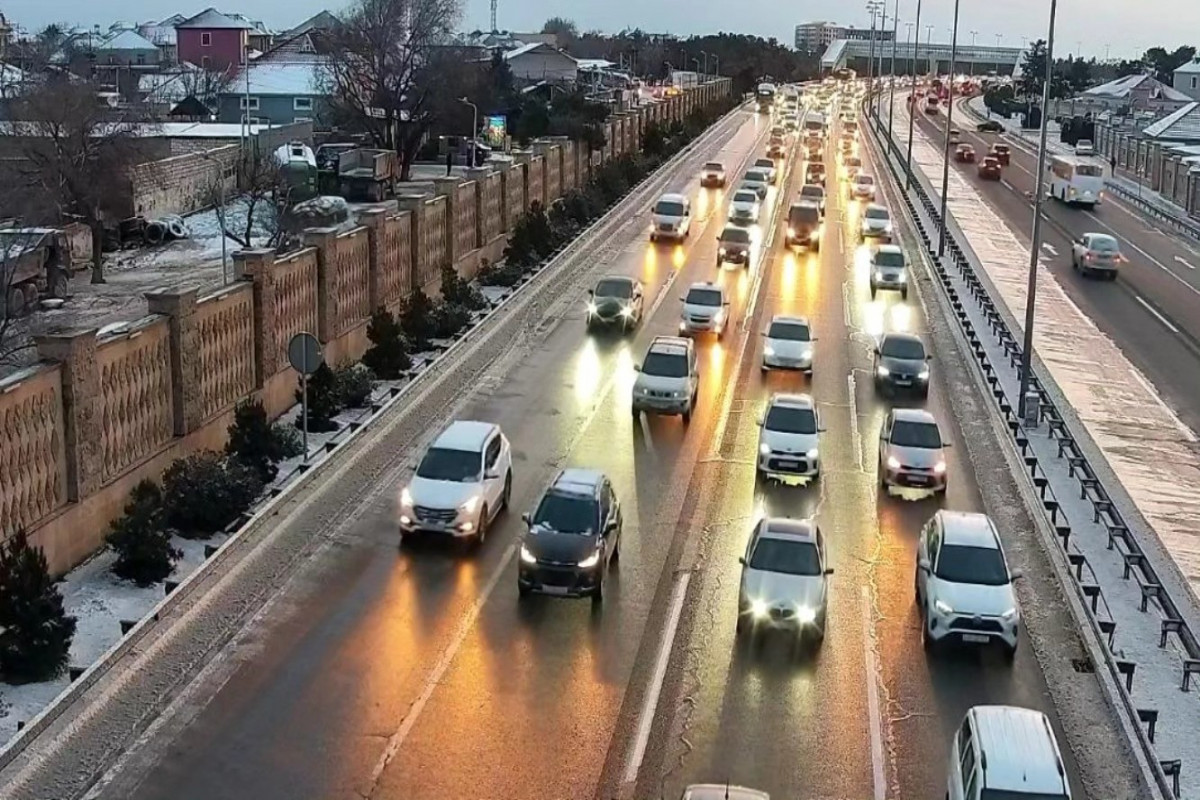 Aeroport yolu buz bağlayıb, nəqliyyatın hərəkəti çətinləşib