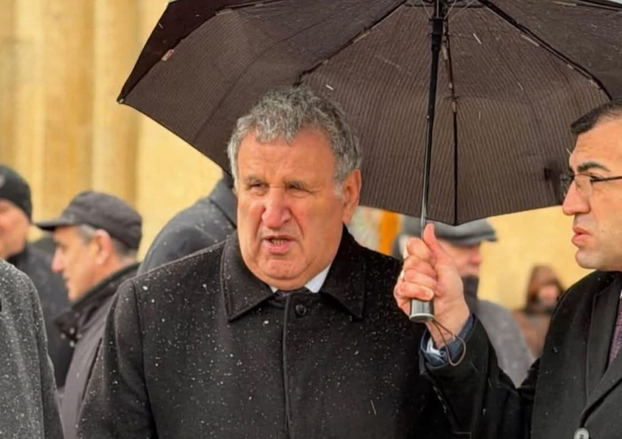 İsa Həbibbəyliyə çətir tutan şəxsin kimliyi bəlli oldu - FOTO