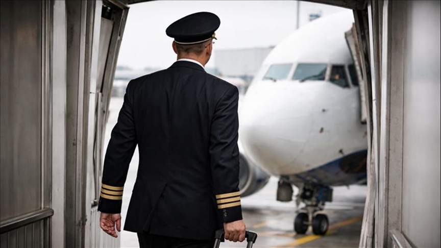 Keçmiş stüardessanın pilot paltarında yüzlərlə təyyarəyə pulsuz mindiyi üzə çıxıb