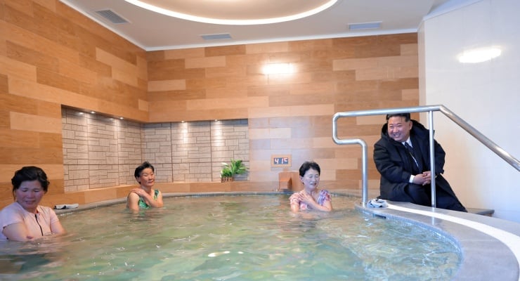 Kim Çen In işçilər üçün istirahət mərkəzi inşa etdirib