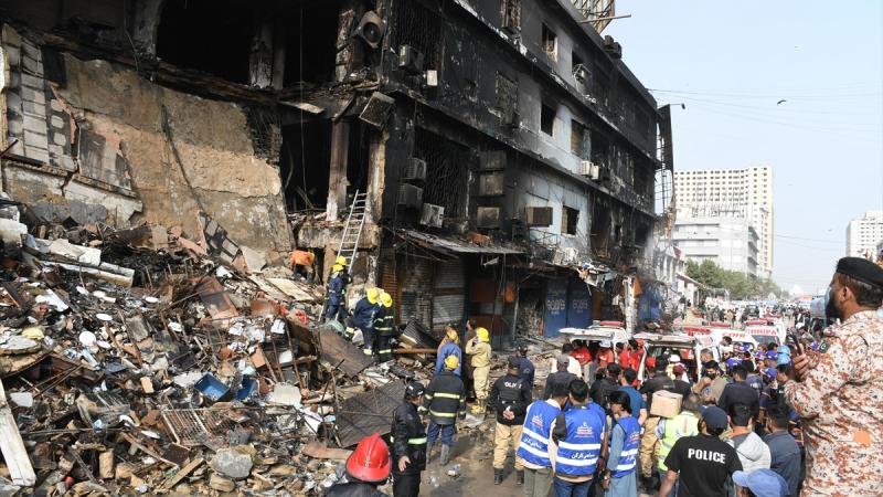 Pakistanda ticarət mərkəzində baş verən yanğında ölənlərin sayı 60-a çatıb