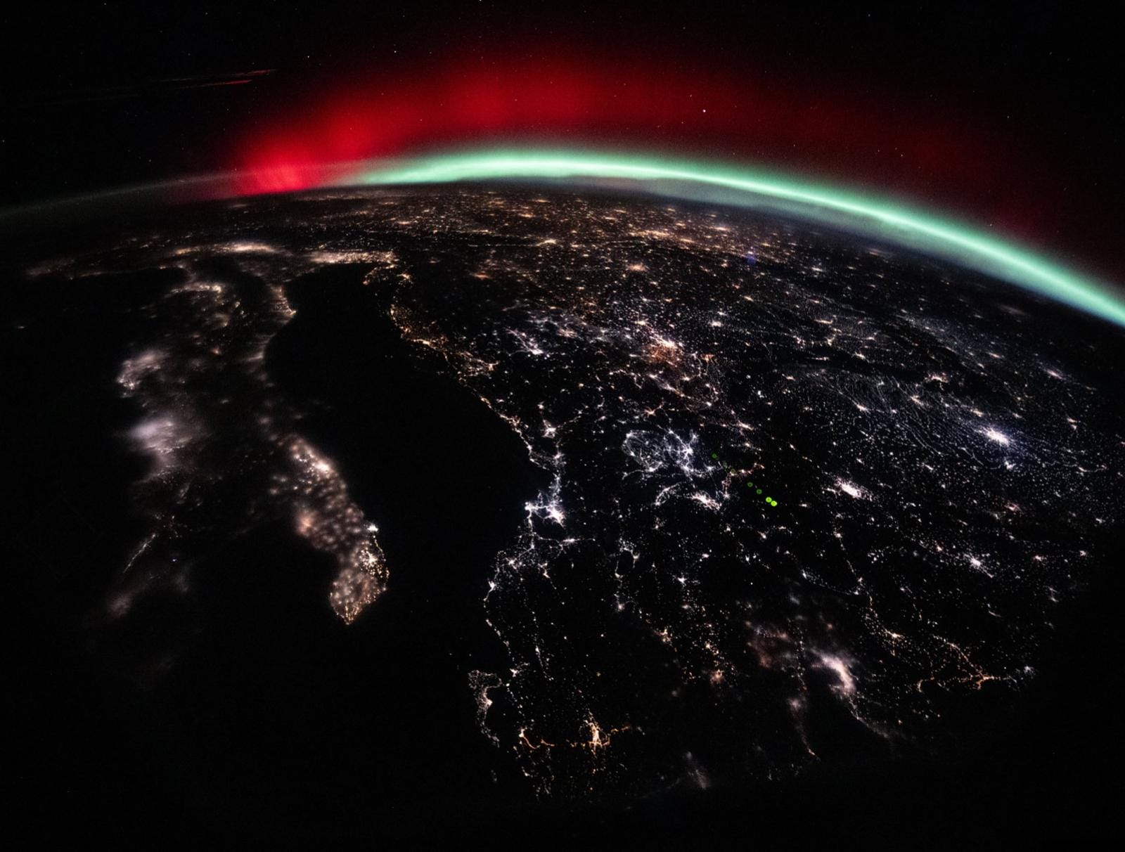 NASA Avropa üzərindəki şimal işıqlarını paylaşdı