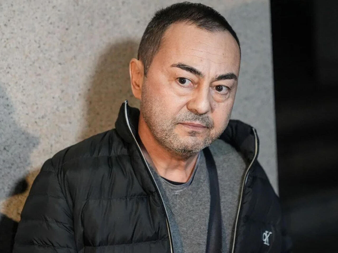 Serdar Ortaç səhnədə halı pisləşərək yıxıldı - VİDEO