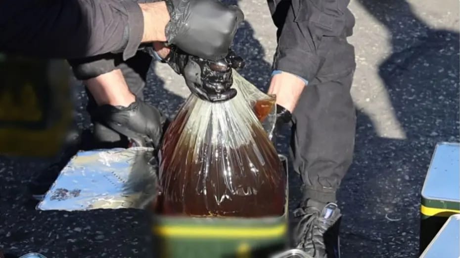 Qaçaqmalçıların maye kokaini yağ qutularında tutuldu