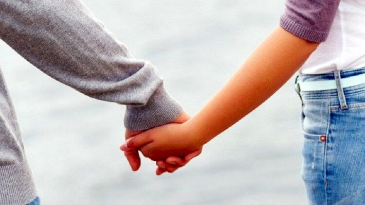 Azərbaycanda 15 yaşlı qız gecə anası yatandan sonra qoşulub QAÇDI