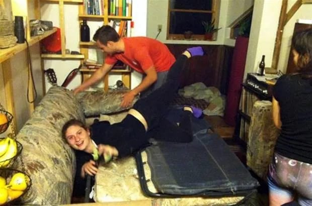 Üç tələbə ikinci əl divanda sərvət tapdılar