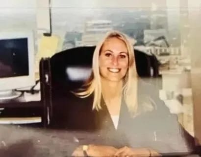 Təyyarədə şok ölüm: Qadın anasının çiynində ölüb