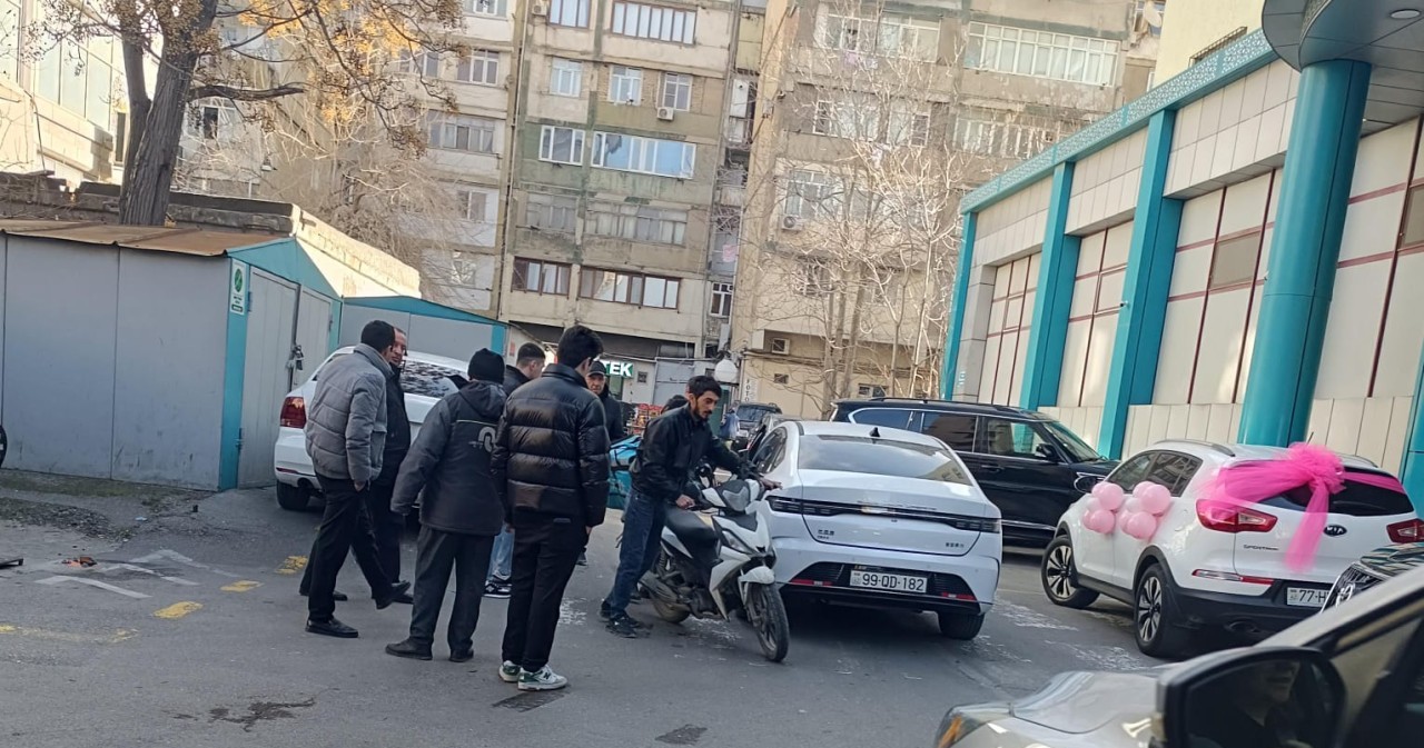 Nərimanovda motosiklet maşına çırpıldı