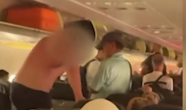 Sərnişin soyunub təyyarədən tullanmağa cəhd etdi - VİDEO
