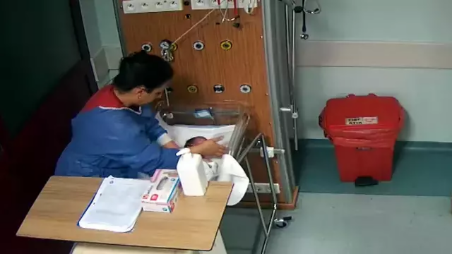 5 günlük körpəni əlil qoyan tibb bacısının daha bir görünütüsü üzə çıxdı - Eynisini başqa körpəyə də edib... - FOTO