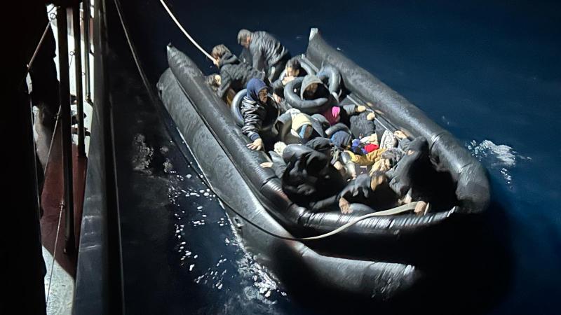 Sahil mühafizə gəmisi miqrant qayığı ilə toqquşdu: 14 ölü