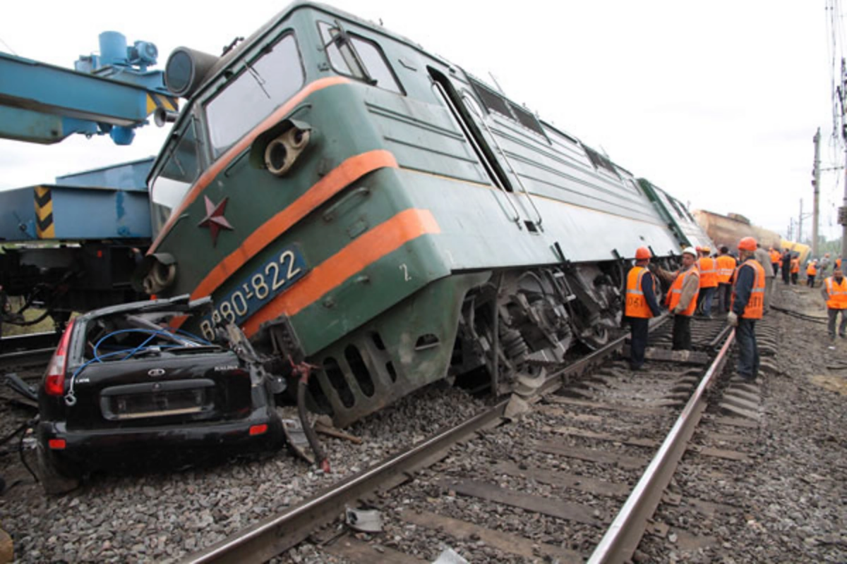 Xaçmazda avtomobil qatarla toqquşdu - Ölən var