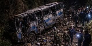 Nepalda toy iştirakçılarını daşıyan avtobus qəzaya uğradı: Azı 13 nəfər öldü, xeyli yaralı var