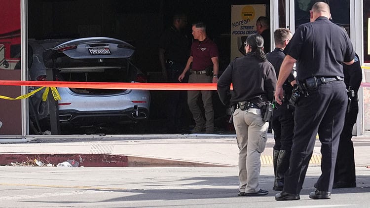 Avtomobilin supermarketə çırpılması faciəyə səbəb olub