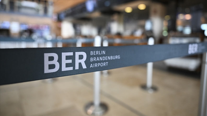 Berlin Brandenburq hava limanında buzlanma səbəbindən uçuşlar yenidən dayandırılıb