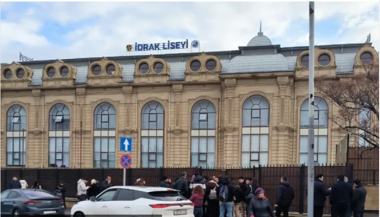 Müəllimini güllələyən şagird liseyə silahı belə keçirdib – İLKİN GÖRÜNTÜLƏR – VİDEO